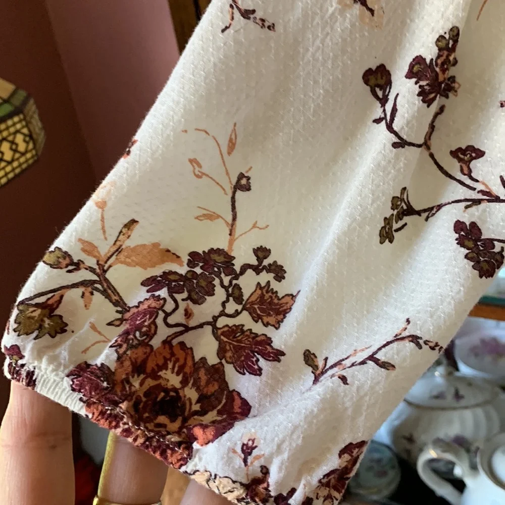 Full🤍Tilt floral rayon blouse with soft floral colors. GUC. No noted flaws. - Picture 5 of 8